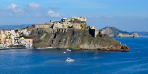 Scopri di più sull'articolo Procida, oltre Procida: La cultura, il mare e l’ambiente.