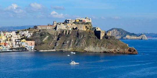 Al momento stai visualizzando Procida, oltre Procida: La cultura, il mare e l’ambiente.